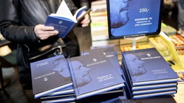 Fra lunken modtagelse til seks stjerner: Kong Frederiks nye bog deler anmelderne