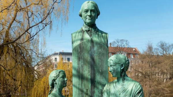 Kulturministeren vil støbe Karen Volf i bronze: Piger og kvinder skal kunne spejle sig i statuer