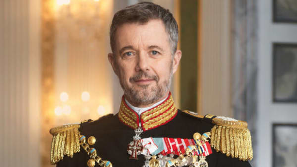 Kong Frederik mangler én ting, før uniformen på det nye gallaportræt er den allerfineste