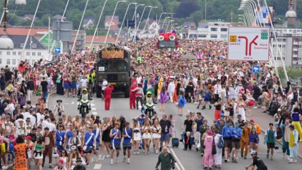 Aalborg Karneval frustreret over tilbud på alkohol i glasflasker