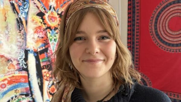 20-årige Elisa lægger tarotkort og mediterer for at få ro: Og tendensen breder sig