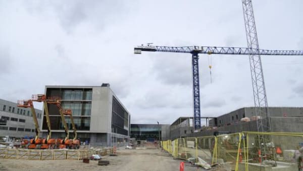 Entreprenør bag forsinket sygehus i Odense vælter sig i dagbøder