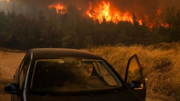 By efter by evakueres, mens stærk vind driver flammerne hurtigt frem nær Athen