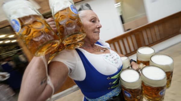 Prost! Øl-elskere stormede ind, da Oktoberfest åbnede for 189. gang i München