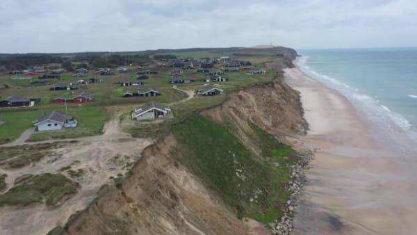 Sommerhusejere lover nu at rydde op efter otte år med ulovlig kystsikring 