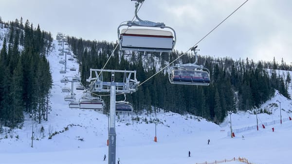 Rapport: Danske børn kom ikke ordentligt op i skilift, og derfor faldt de 10 meter ned