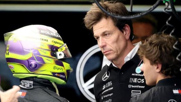 Formel 1-chef straffer med glæde de kørere, der har lært hans søn at bande