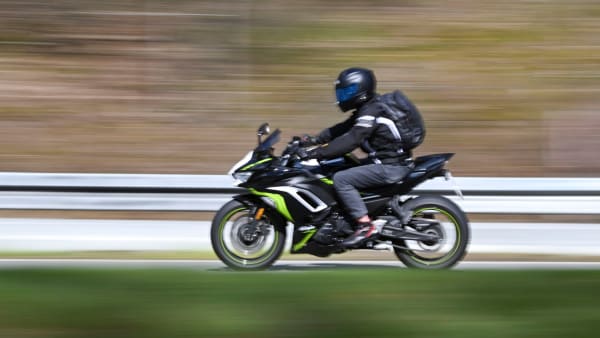 Vanvidsmotorcyklist knaldet uden at blive stoppet – afsløret af videoer
