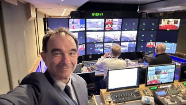 Morten filmede det officielle tronskifte: ’Man kunne godt fornemme, at det var stort’ 