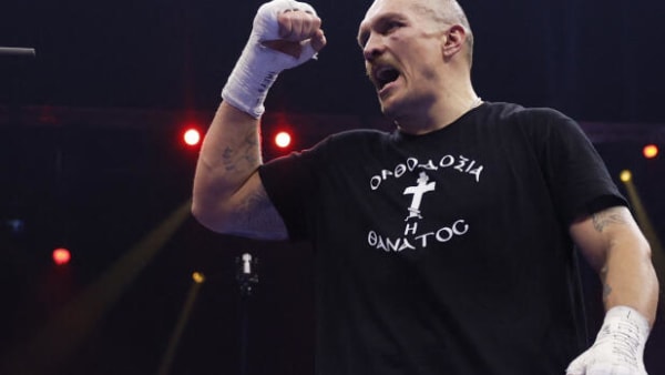 Ukrainske Usyk vinder sværvægtsbrag og forbliver ubesejret