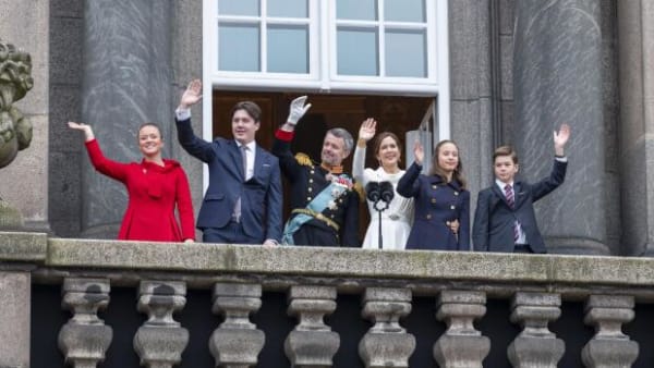 Du er ikke alene. Den kongelige familie danser heller ikke om juletræet juleaften 