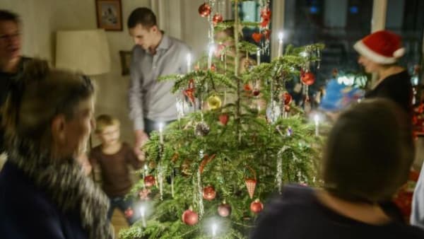 Hver fjerde af os danser ikke om juletræet – til gengæld har mange fået nye traditioner 