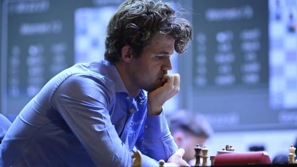 Formand ked af Carlsen-exit, men står fast på, at tøjkravet er rimeligt