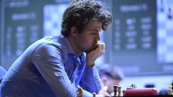 Formand ked af Carlsen-exit, men står fast på, at tøjkravet er rimeligt