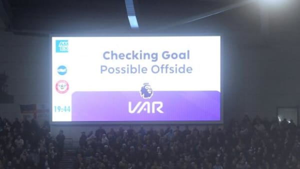 Der bliver kigget med fra Danmark, når VAR-afgørelser i England skal forklares for publikum