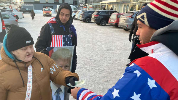 'Wow et optrin': DR-korrespondent så folk dele hatte og dollarsedler ud i Nuuk