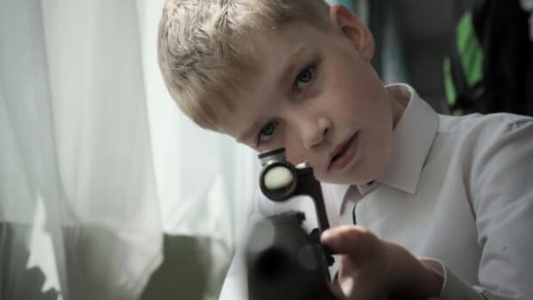 Skolelærer sendte i smug hemmelige optagelser ud af Rusland: Nu viser ny film, hvordan russiske børn opdrages til krig