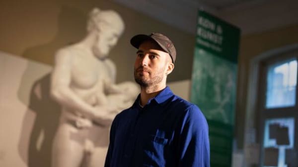 Kunstner forlod Danmark efter chikane: Nu genser han den skulptur, der satte det hele i gang
