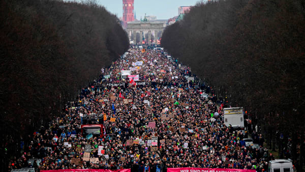 160.000 demonstranter er mødt op i Berlin: 'Larm mod nazisterne!'