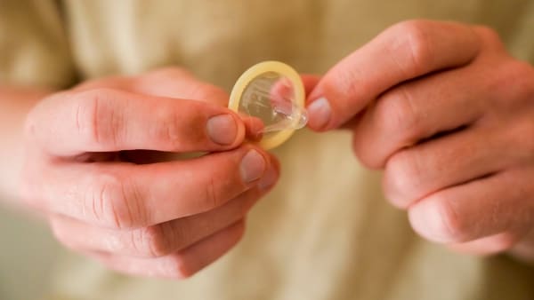 Det skal kunne straffes at tage kondomet af uden samtykke, siger regeringen