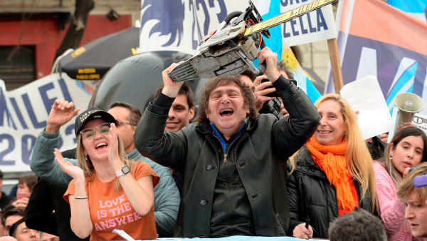 Nogle kalder ham gal, andre genial: Hvem er Argentinas præsident, der turnerer landet rundt med en motorsav?