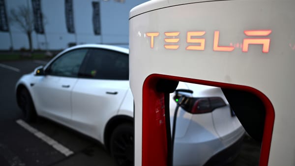 Salget af Tesla-biler styrtdykker i Europa - men vrede over Elon Musk er måske ikke årsagen
