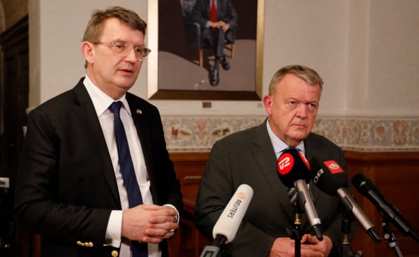 Otte sekunder lang tavshed fra Løkke og Lund, indtil journalist udbryder: 'Hvad fanden laver I?'
