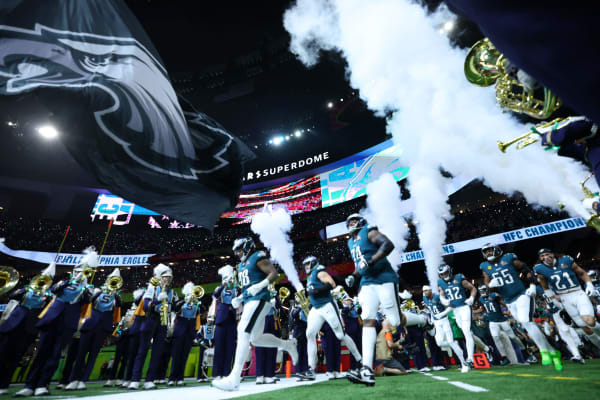 SE BILLEDERNE Millioner af øjne er i nat rettet mod ét football-stadium: Super Bowl skudt i gang