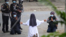 Nonne forsøgte at stoppe angreb på demonstranter: Skyd mig i stedet 