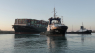 Kæmpe containerskib sidder ikke længere fast i Suez-kanalen - men den vigtige handelsvej er stadig stoppet