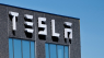 Salget af brugte Teslaer gik som varmt brød - nu har både forhandlere og private svært ved at komme af med dem