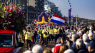 Farverig blomsterparade bevæger sig 42 kilometer gennem hollandske gader