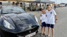 Luka og Noah ser på fede biler i Skagen – og fik lov at sidde i en Ferrari