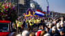 Farverig blomsterparade bevæger sig 42 kilometer gennem hollandske gader