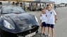 Luka og Noah ser på fede biler i Skagen – og fik lov at sidde i en Ferrari