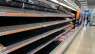 Forsyningskaos i Storbritannien udløser kæmpe køer ved tankstationen og skaber tomme hylder i supermarkedet 