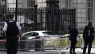 Bil påkører porten til Downing Street i London