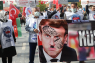 Tyrkiet raser over ny fransk karikatur: Præsident Erdogan i underbukser løfter op i kvindes klædedragt