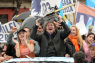 Nogle kalder ham gal, andre genial: Hvem er Argentinas præsident, der turnerer landet rundt med en motorsav?