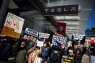 Ni personer anholdt foran Tesla-forhandler i New York