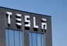 Salget af brugte Teslaer gik som varmt brød - nu har både forhandlere og private svært ved at komme af med dem