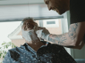 For at få flere kolleger, nedbryder Rasmus fordomme om ældreplejen i nye kampagnefilm