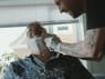 For at få flere kolleger, nedbryder Rasmus fordomme om ældreplejen i nye kampagnefilm