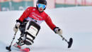 Adam skal køre slalom til vinter-PL. Men hvordan styrer man en ski, når man sidder ned?