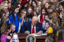 Omgivet af unge atleter underskrev Trump et dekret, der vil forbyde transkønnede kvinder i kvindesport